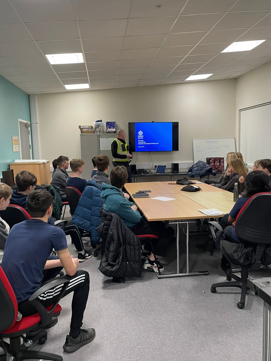 Tonight #Dumfries Town Centre Community Officers gave an input to #DumfriesPSYV on their role. They explained how they investigated shopliftings &amp; methods used to deter &amp; detect those involved in retail crime! @PolScotVol <a href="/RACLtd/">RAC Ltd</a>