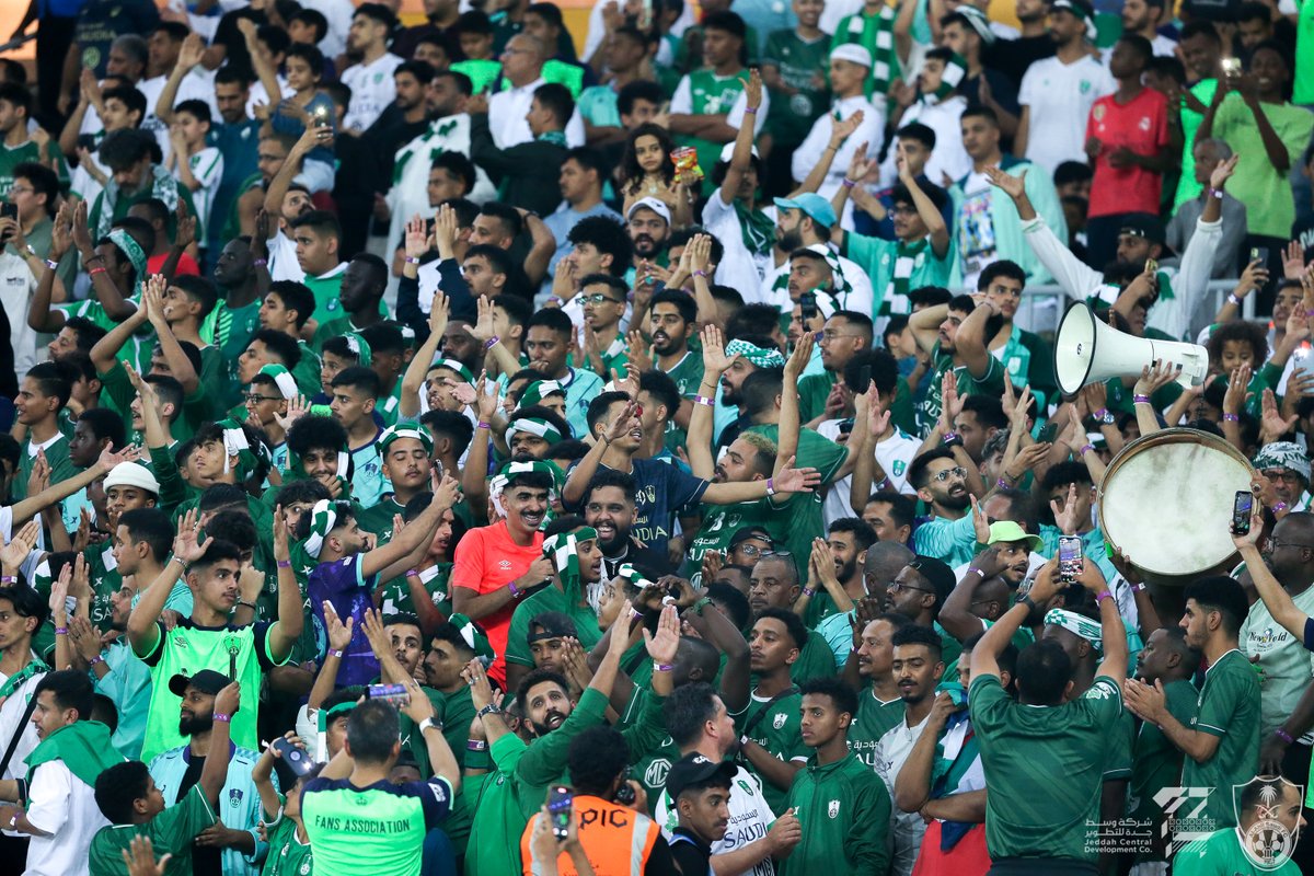 ALAHLI_FC's tweet photo. تـخـلّـوا ولـكـن أنا …….. ؟ https://t.co/2bCytZZrhC