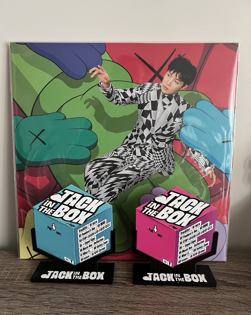 🎁GIVEAWAY!!🎉

im doing a giveaway of JITB WA stands! I’ll select 3 winners ♡ 
ill cover the cost to ship them as well (🇺🇸)

RT this post &amp; Reply with a screenshot of your pre-order purchase of #on_the_street
(Make sure to watermark your receipt!)
