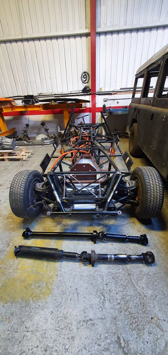 Chargeheads's tweet image. New video out tomorrow at 5.30pm on youtube. Some great progress by @RalphHosier however, is there an elephant in the room? Or is it a bear in a cave?! 🐻⚡🙈 #tvrwedgee #evconversion #electrictvr