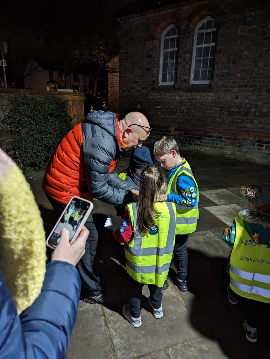 AhmeekJane's tweet photo. 25th Allerton Squirrel Scouts Navigator Stage 1 Activity Badge fun, drawing maps, finding hike kit and hunting for trail markers with maps and torches...such fun! @mattcolesmatt @MerseysideScout @alanbenno #familyled #earlyyears #pilot https://t.co/FlfFuDEJnc