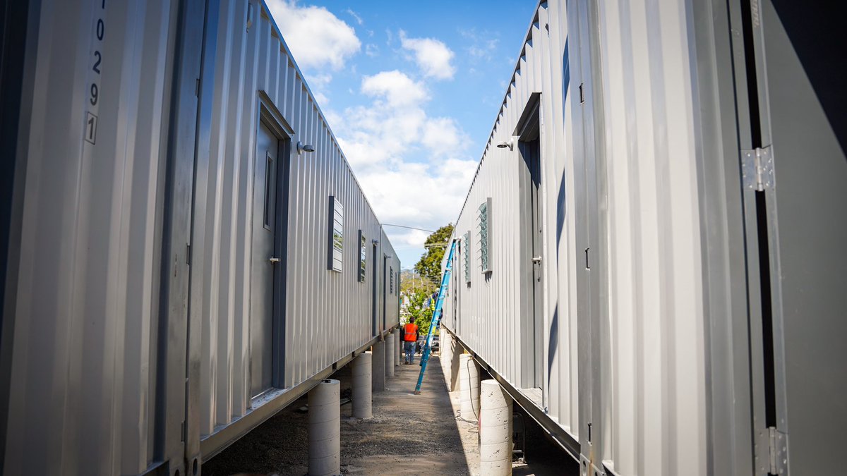 GovPierluisi's tweet image. Inspeccioné el progreso de los trabajos de construcción de los 31 contenedores que servirán como salones de la Escuela Superior Ocupacional y Técnica de Yauco para propulsar una infraestructura resiliente y que se adapte a las necesidades de las comunidades. #GobiernoDeResultados