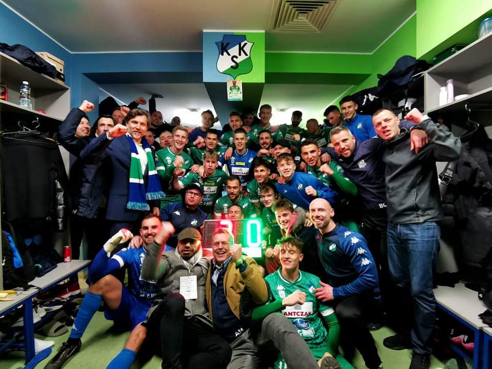 KaliskiKKS's tweet photo. To co, majówka na @PGENarodowy? 🤭😎 Jesteśmy w półfinale @PZPNPuchar!
Dziękujemy za Wasze wsparcie! 🫡 https://t.co/FkcLH9XRNM