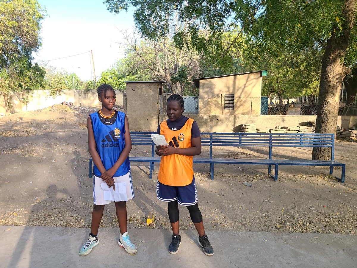 dreamsIsReal_Td's tweet photo. DCT| SENAFET

Moins de dribbles, moins de tirs aujourd'hui au sacré-cœur. ⛹️🏾‍♂️⛹️🏾‍♂️
Nos pensionnaires s´activent pour la cérémonie de la journée internationale de la femme. 

⏳️⏳️ quelque chose se prépare....

 #Basketball #Tchad #DCT #DreamIsReal #senafet https://t.co/pWIIgYaskn