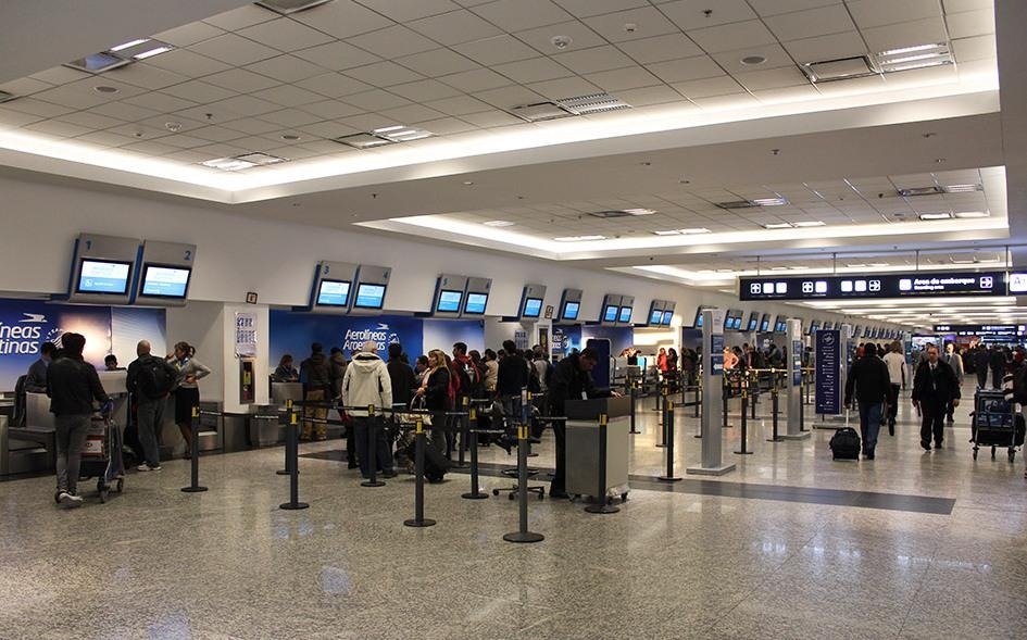 mensajeronline's tweet photo. En este momento, por la caída de Atucha 1, hay un apagón masivo en varios puntos del país. Desde #AA2000 explicaron a Mensajero que tanto Aeroparque como Ezeiza están funcionando con grupos electrógenos y operan con normalidad. https://t.co/KUFp6VAsVH