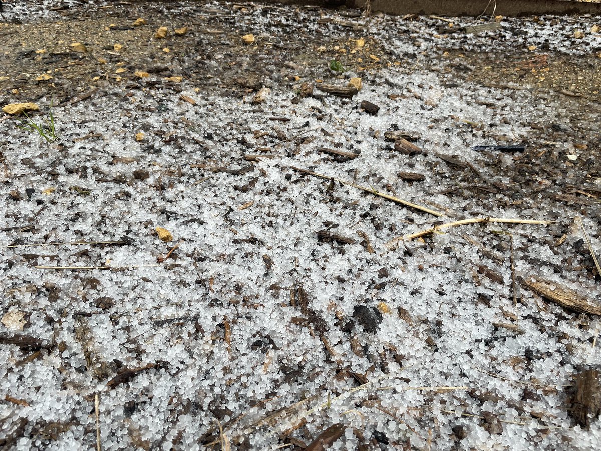advythr's tweet photo. @NWSSanDiego Just now in Riverside, what kind of precipitation is this? Hail? Sleet? https://t.co/2DGvBhjRWo