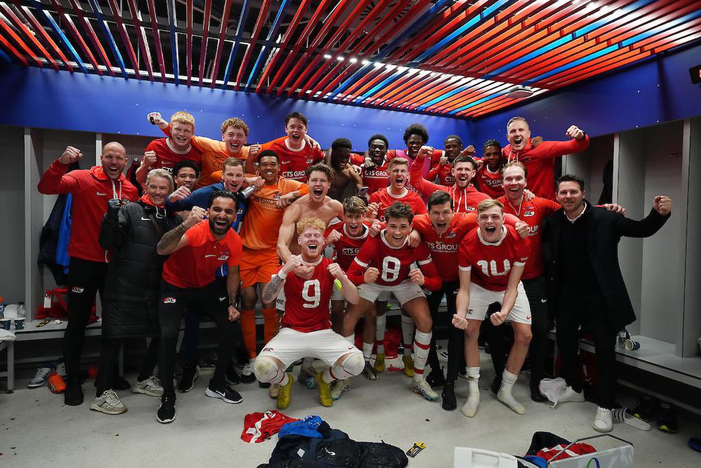 Nickvdvelden23's tweet photo. Genoten van de atmosfeer en de samenwerking met dit team. Op naar de volgende ronde in de youth league, coach @jansierksma #teamprestatie #youthleague 

Barcelona u19 - AZ Alkmaar u19 0 - 3

Op naar de volgende ronde tegen 
Real Madrid https://t.co/c3ZhTmB25f