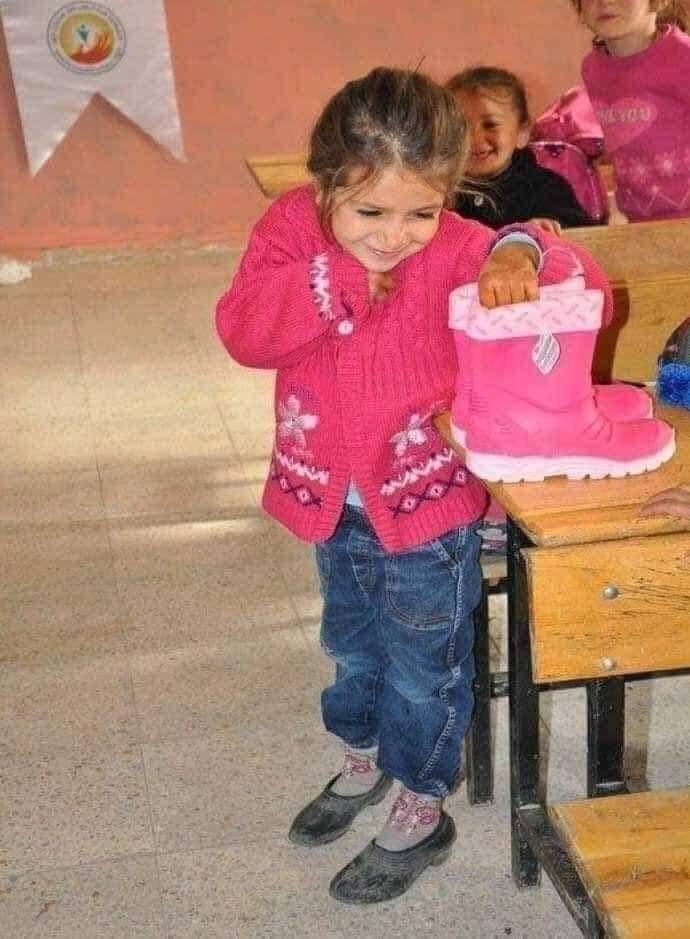 hilmuj's tweet photo. EMPATÍA
En una escuela,la maestra decidió motivar a sus estudiantes y les puso un ejercicio sobre un tema de redacción que deberían entregar antes de finalizar la clase.El estudiante con el mejor escrito recibiría un regalo-un par de botas A los niños les encantó la idea y todos https://t.co/CHm6INRTgz