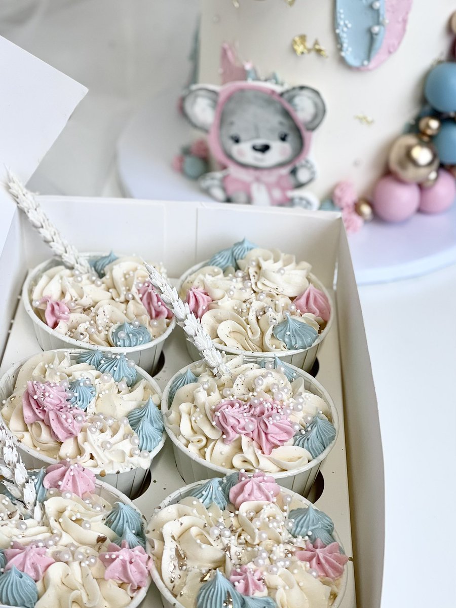 pashmk's tweet photo. I love a gender reveal cake and cupcake set 💖💙👶🏻 https://t.co/xM9xLHtJeg