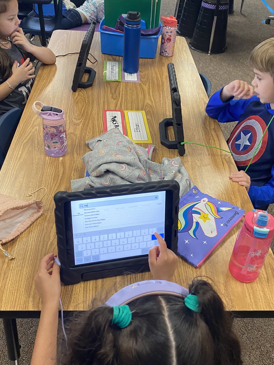 WeinkeLara's tweet image. Working on our historical research units! @HospElementary #kindervibes