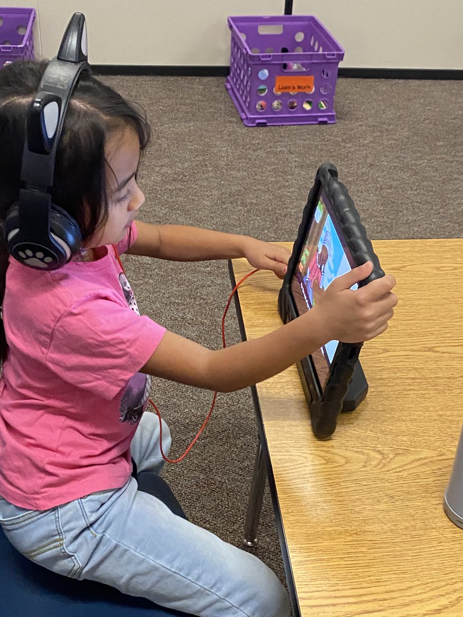 WeinkeLara's tweet image. Working on our historical research units! @HospElementary #kindervibes