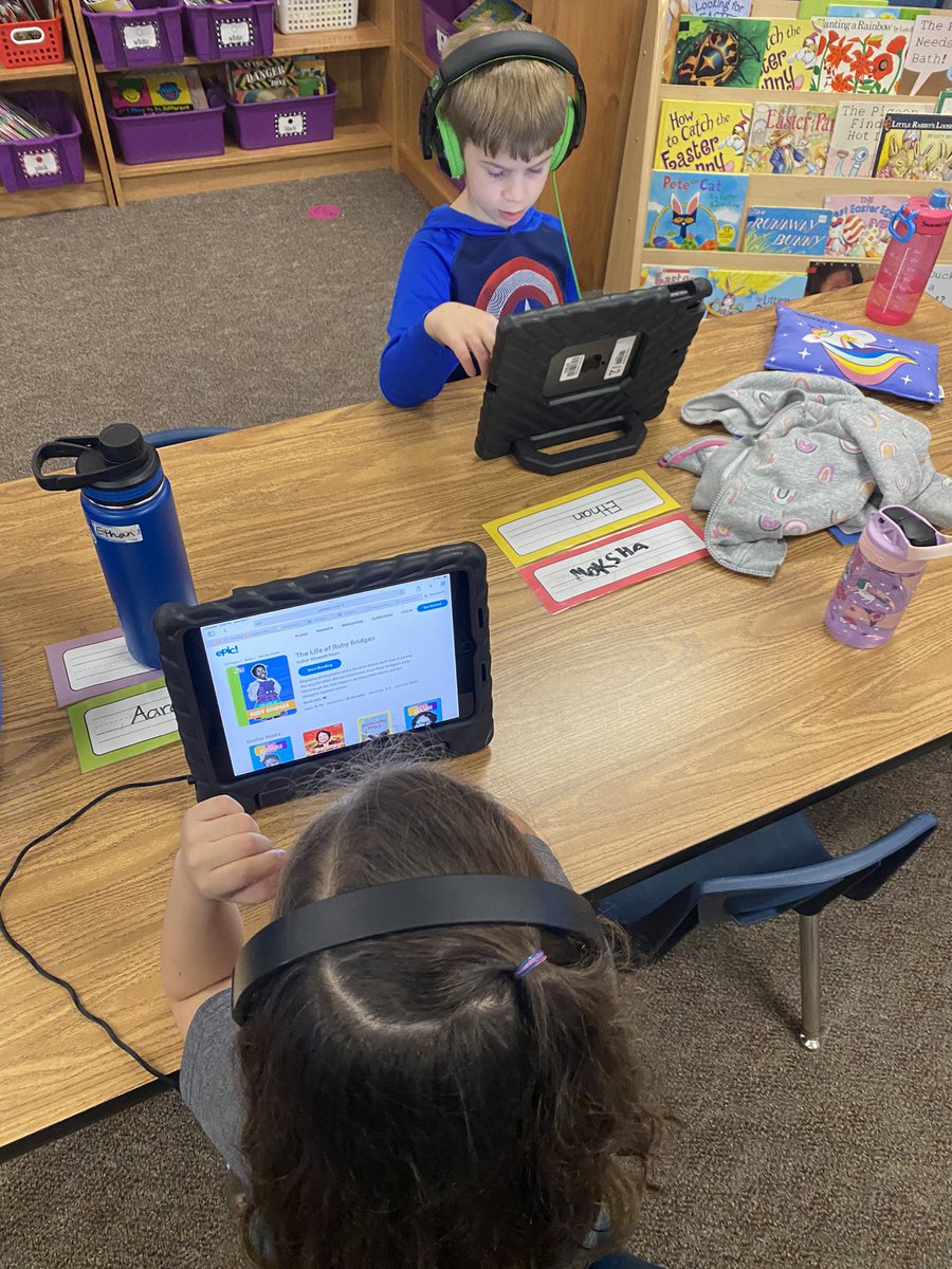 WeinkeLara's tweet image. Working on our historical research units! @HospElementary #kindervibes