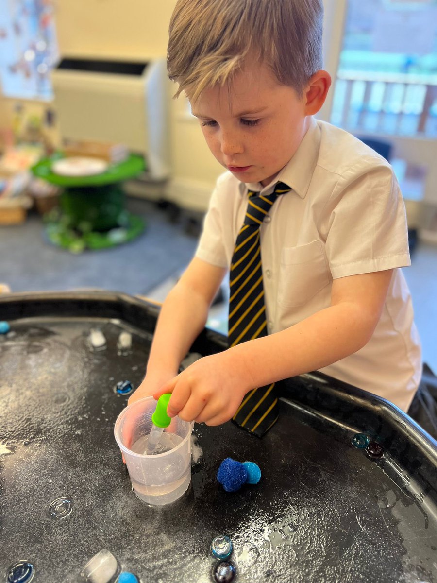 SaightonPrimary's tweet photo. Eaton have been investigating ice π§They used their hands to squeeze the ice to melt the ice cubes. π₯Άπ§π₯Ό#knowledgeandunderstanding #eyfs https://t.co/5Th4EONfnK