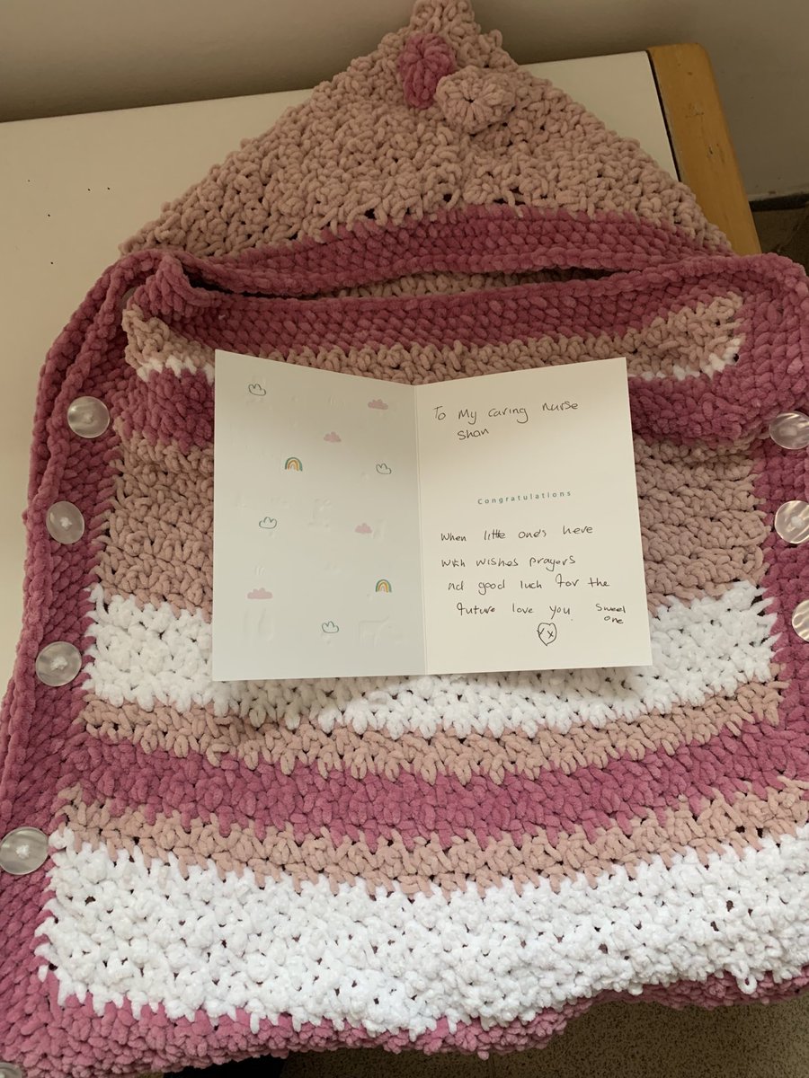 One of our patients knitted this blanket to show her gratitude for the care she received from our fabulous nursing assistant Shan. Well done Shan 👏 ⁦<a href="/eaa_mri/">EAA.MRI</a>⁩ ⁦<a href="/MFT_MRI/">Manchester Royal Infirmary</a>⁩