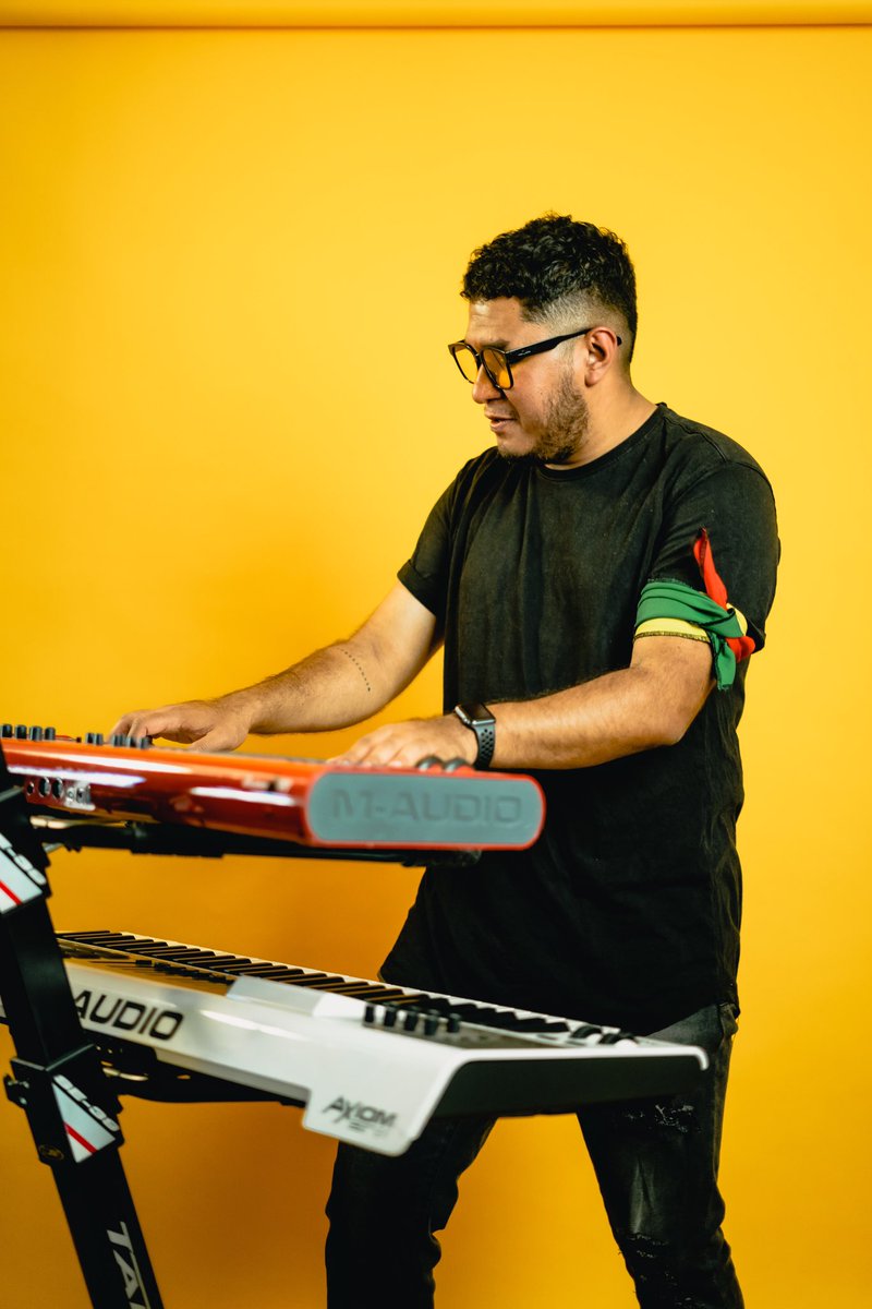 Díganle al niño de verde que ya grabo una canción y que a pesar de que no le guste después se lo va a agradecer a sus papás.

Lo más nuevo de <a href="/SemaforoGt/">Semáforo</a> Link acá open.spotify.com/track/3k2cF8nP…

Escúchenla, esta buena. 🚦🤌🏾🔥