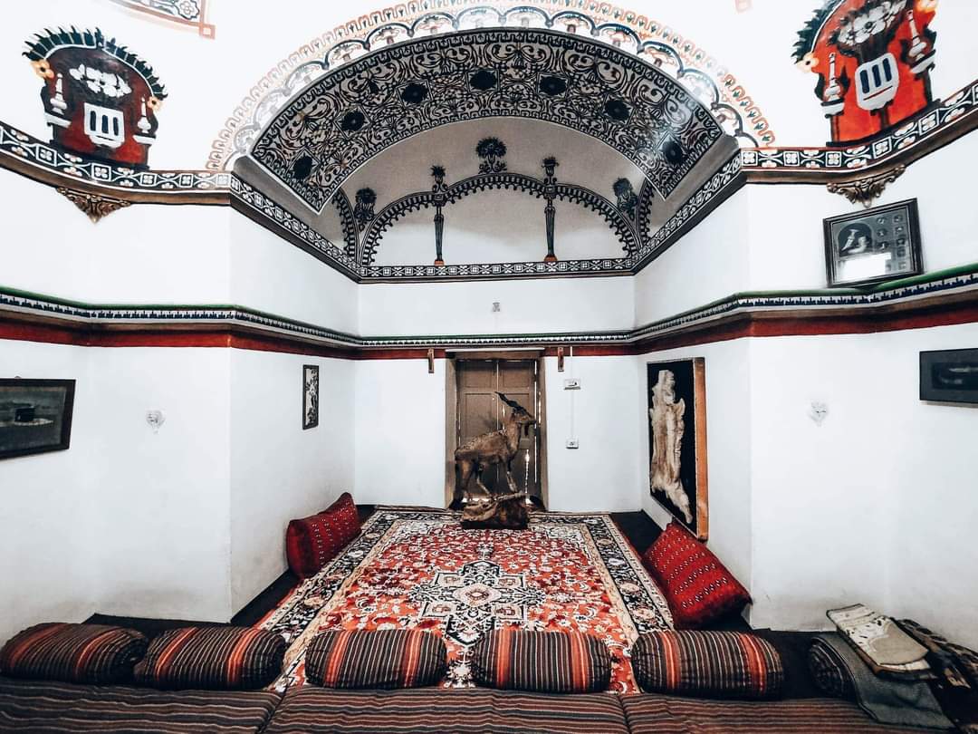 دیوان خانہ خاران

101 سال پرانا دیوان خانہ خاران والوں کی مجلس گاہ شمار ہوتا ہے جس کی صدارت اکثر نواب آف خاران کرتے ہیں۔
دیوان خانہ اس لحاظ سے منفرد ہے کہ اس کا گنبد بغیر کسی سہارے کے تیار کیا گیا ہے۔
اس میں ایک بڑا ہال اور چار چھوٹے کمرے شامل ہیں 
#kharan #kharanstate