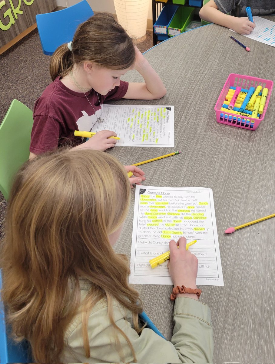 MrsEdwards_MES's tweet photo. 3rd graders mark the text to find the focus blend in today's passage #AVIDatMESI https://t.co/lpKhERCN7G