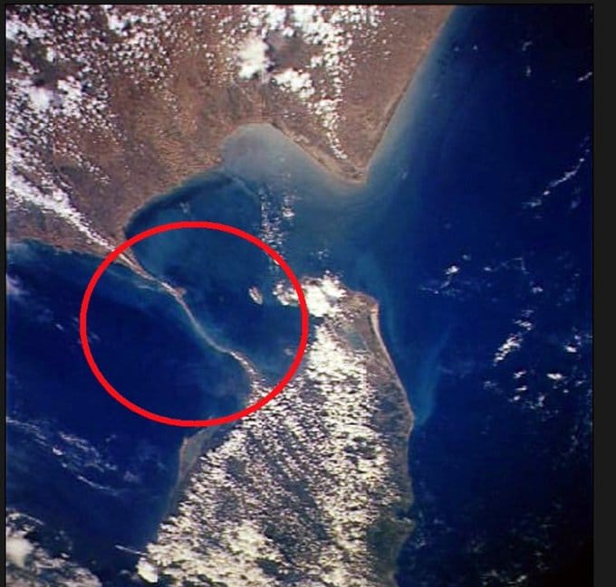 أثارت صور إلتقطتها وكالة ناسا لجسر قديم تغمره المياه يربط بين الهند وسريلانكا تساؤلات عالمية واسعة النطاق حول أسباب بناء الجسر وحقيقة من قام ببناء هذا الجسر الكبير والذي يبلغ طوله ٣٠ كيلومتر وهل هو من صنع البشر أم من صنع الطبيعة، ويُعرف الجسر منذ العصور القديمة باسم "جسر راما"