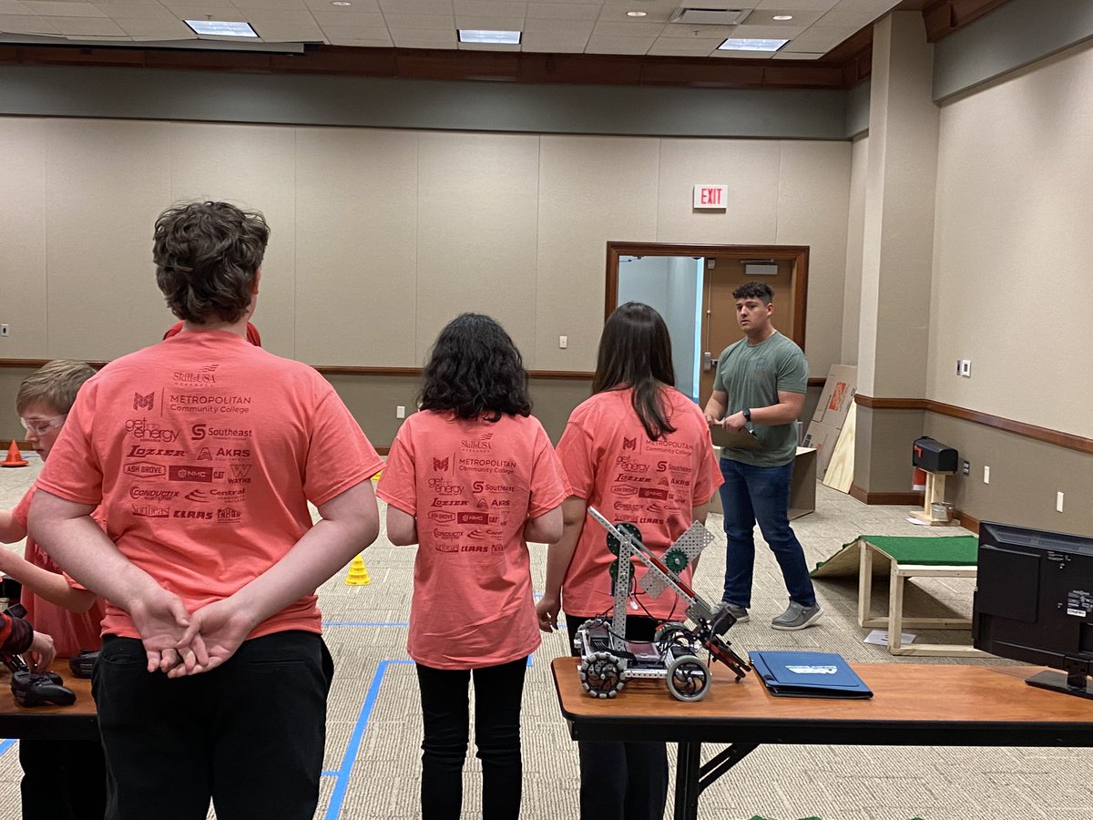 SkillsUSAGISH's tweet image. Today, Tony Corretjer, our SkillsUSA President, helped out at the SkillsUSA Middle School West conference in Grand Island. Tony used his experience in robotics to help with the Robotics - Urban Search and Rescue Competition
@GIPublicSchools @GISH_Islanders @IslanderRobots