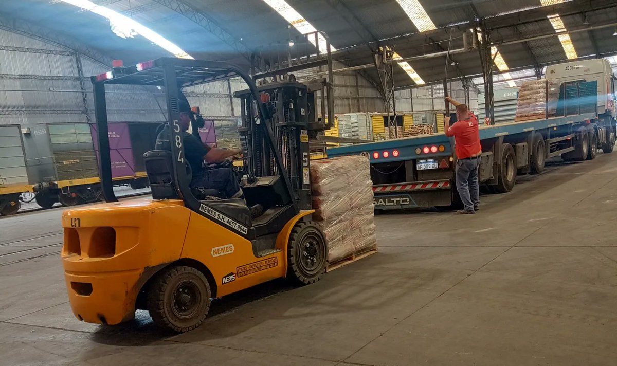 JApdfa's tweet photo. #BelgranoCargasYLogistica
#SanMartín 📌

Esta mañana, en nuestro #DiaDelFerroviario nuestros compañeros @_mauriciosalas @GraffNico #HernanOlivera y @ESTEBAN_FER82  compartieron un desayuno con los #Trabajadores del #CentroDeDistribucion #Alianza

#AdrianSilvaConduccion https://t.co/Kw56epVg8M