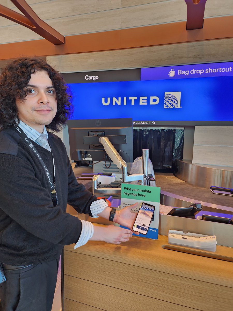 At the beautiful new #TeamMCI lobby we have a super cool new bag drop shortcut. Just open the #UnitedApp and tap your phone to print your bag tag, as demonstrated by @MemoTravels. #CoolNewTech #Core4Efficient @Fly_KansasCity
