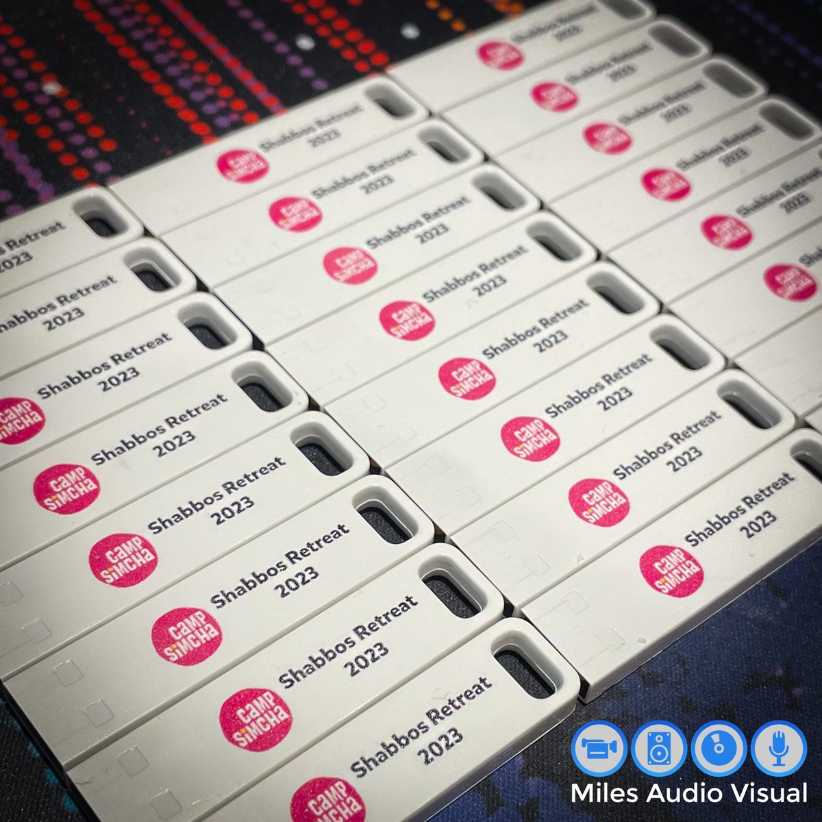 milesav's tweet image. A USB duplication project for a local customer. 26 custom printed USB memory sticks loaded with an MP4 video file. Memory sticks supplied in plain white cardboard boxes.

#usbduplication
#memorysticks
#audiovisual
