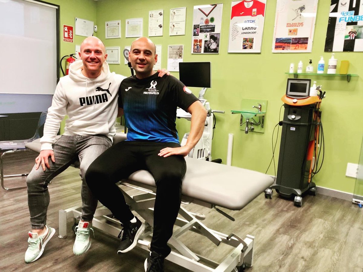 sgelite2009's tweet photo. Estamos muy contentos de poder ayudar a @Isinhho , jugador del Rayo Vallecano, en este tramo de temporada tan importante para el club y para él.

Muchas gracias por tu confianza  Isi.

#fisioterapiadeportiva #futbol #deporteysalud #fisioterapiainvasiva https://t.co/kOCWnLICVw