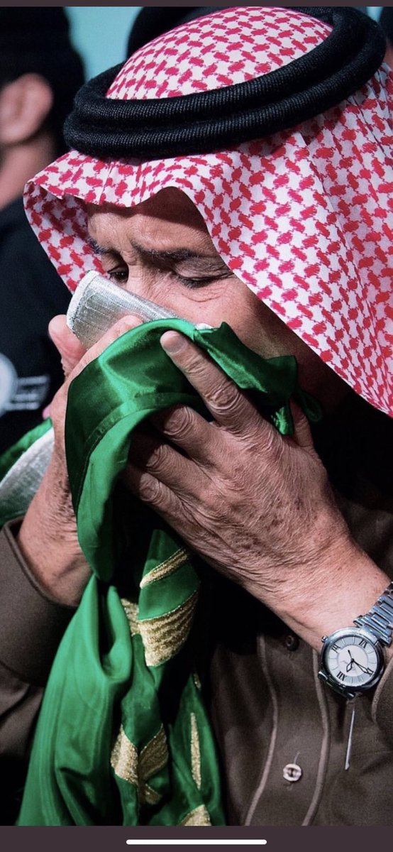 HRHMBNSALMAAN's tweet photo. العَلم باللون الاخضر من النوع الفريد
فيه طابع للعقيده وطابع للبلاد

ومن ولي العهد توجيه للحلم البعيد
الجهود تسابق الريح  نهظه وإقتصاد

خطة الرؤيه تقدّم على الدرب الرشيد
قادمه للشعب في زرع مضمون الحصاد

#يوم_العلم https://t.co/bJpp6FzVc9