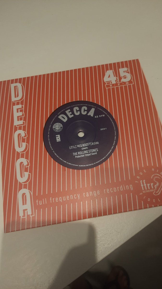 Sebas_Lennon's tweet photo. @UMG today i received my singles collection by tvecrolling stones and there is a label missing on one of my 7 inch vinyl. Can you please send me a good copy of this vinyl ? https://t.co/QDxu8dXXHt