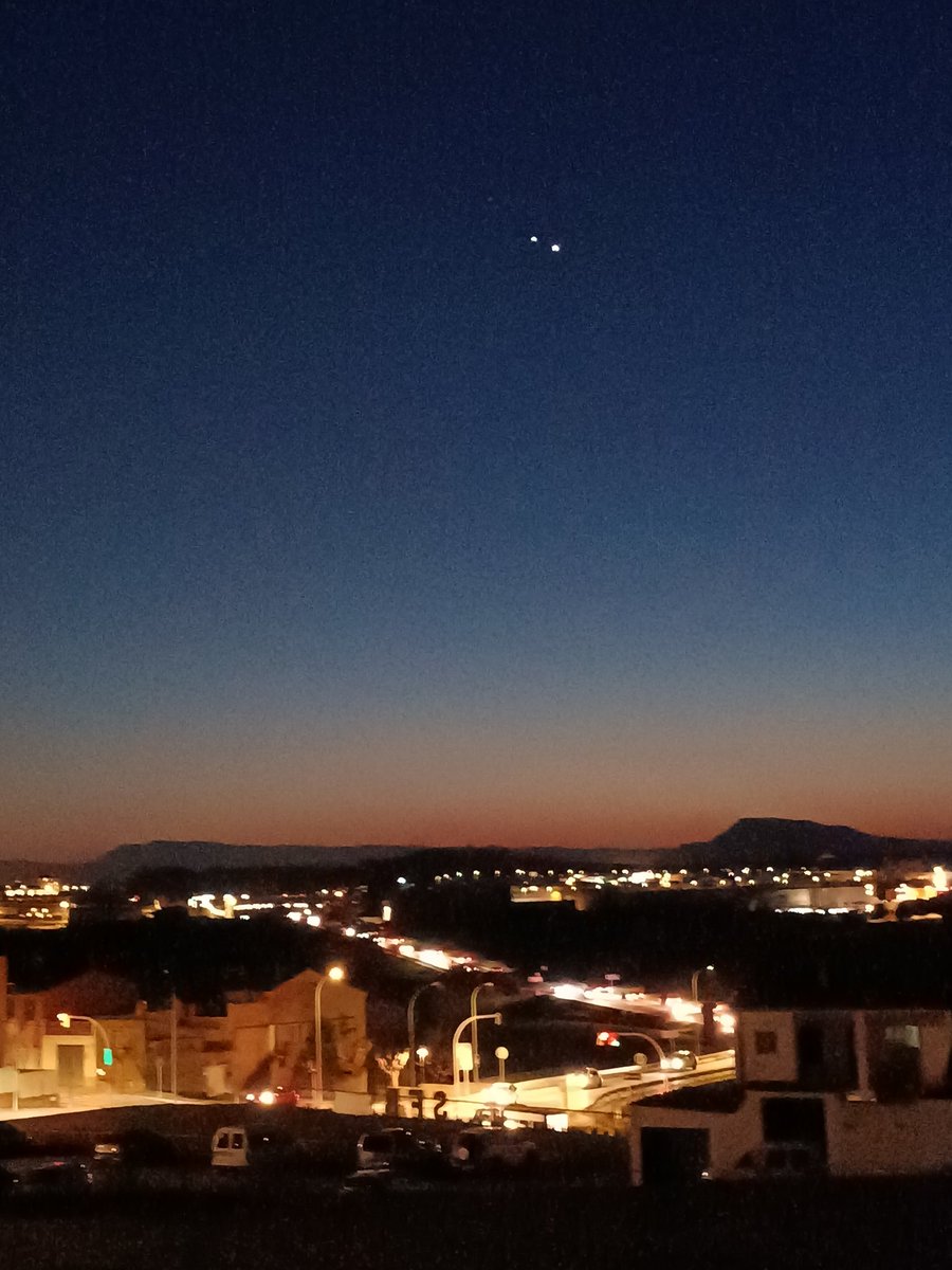 sisu1714's tweet photo. Conjunció entre Júpiter i Saturn i al fons la montanya del Collbaix.
📷 STFruitós de Bages. Espectacular.
@eltempsTV3
#Júpiter #Saturn #Espectacular #Collbaix #SantFruitosdeBages https://t.co/cuobE7Wun1