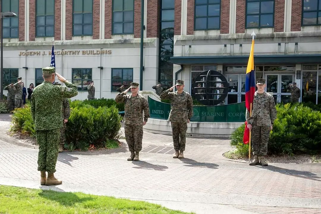 MARFORSOUTH's tweet image. #StrongerTogether 🇺🇸 🤝 🇨🇴

The Colombian Marine Corps Commandant BGen Jorge Federico Torres Mora visited #MARFORSOUTH, in New Orleans to discuss mutual objectives and initiatives.

Torres and his team plan to visit various locations in the US. @ArmadaColombia #Partnership