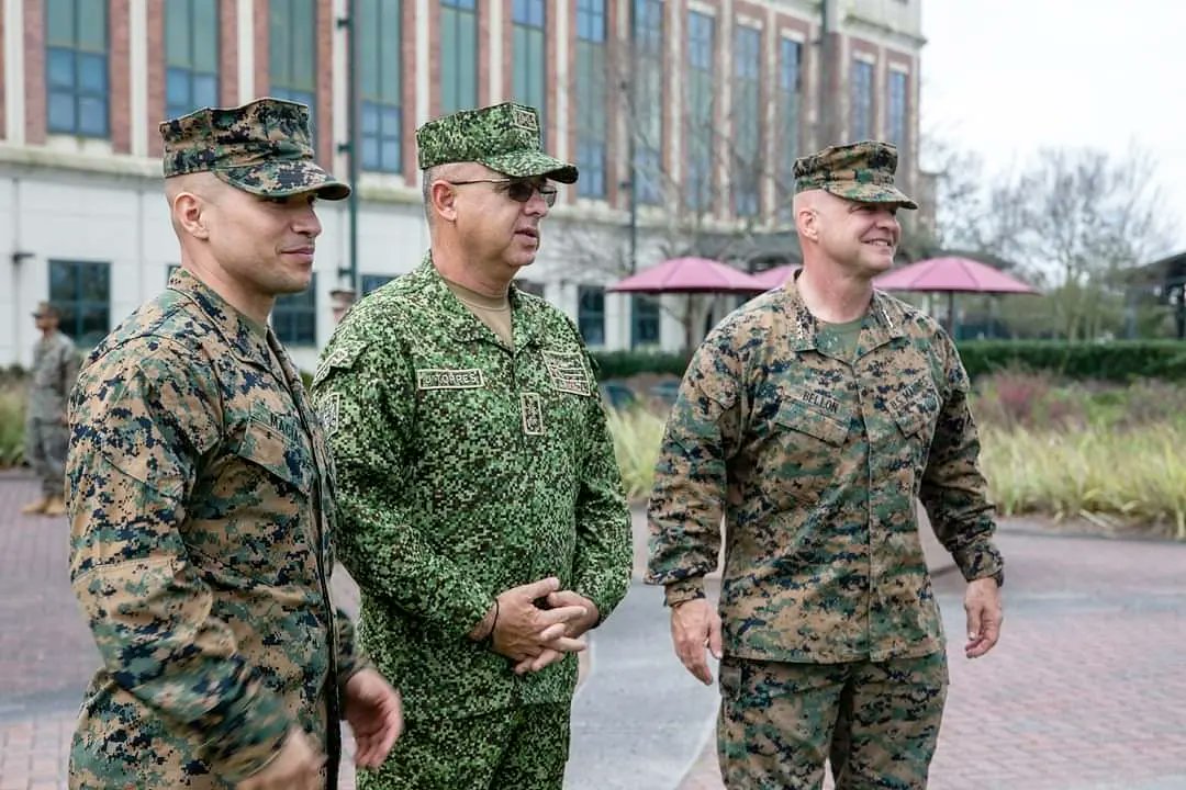 MARFORSOUTH's tweet image. #StrongerTogether 🇺🇸 🤝 🇨🇴

The Colombian Marine Corps Commandant BGen Jorge Federico Torres Mora visited #MARFORSOUTH, in New Orleans to discuss mutual objectives and initiatives.

Torres and his team plan to visit various locations in the US. @ArmadaColombia #Partnership