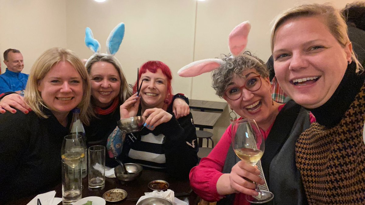 Geballte Social Media und Community Management Kompetenz an einem hellen Tisch.
Der Typ im Hintergrund war sehr neidisch auf die Ohren von <a href="/TanjaOnTour/">Tanja Laub</a> und <a href="/kaatharinaa/">Käthe</a>