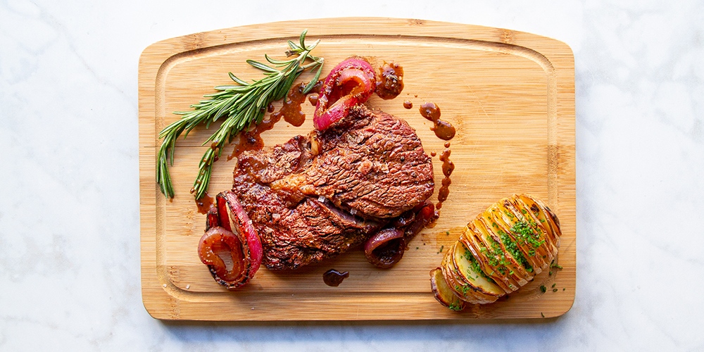 #MeatsJustRightForAColdWinterNight Steak! For many steak lovers, nothing beats a ribeye. If that’s you, know that our Silver Fern Farms grass-fed Angus ribeyes come in three sizes (10, 12 or 14oz steaks). Shop: bit.ly/3xkP3NH