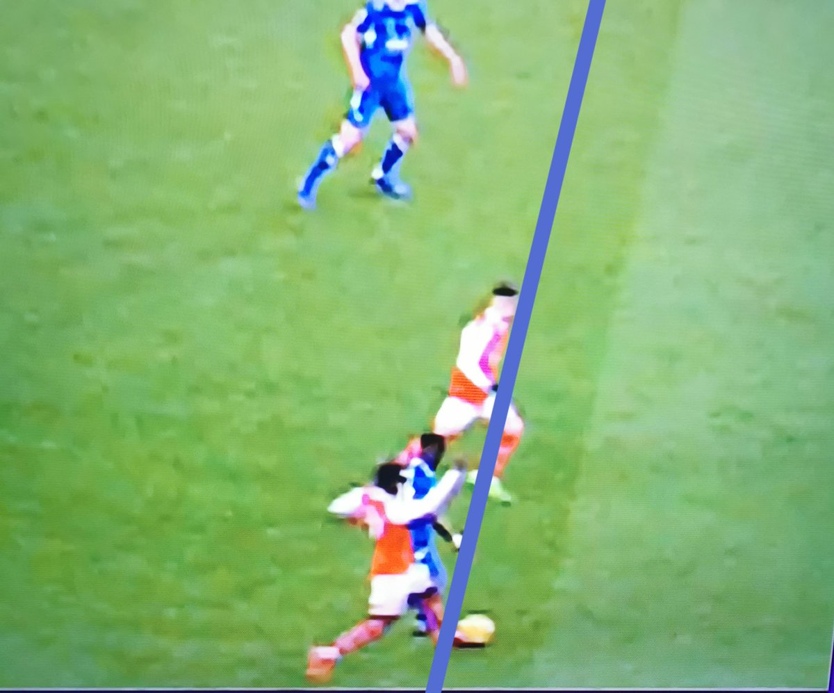 GaryPearson2's tweet photo. So if he's onside because he's supposedly behind the ball, shouldn't he be behind the whole ball? @Everton @SkySportsPL https://t.co/29j1VKNPf5
