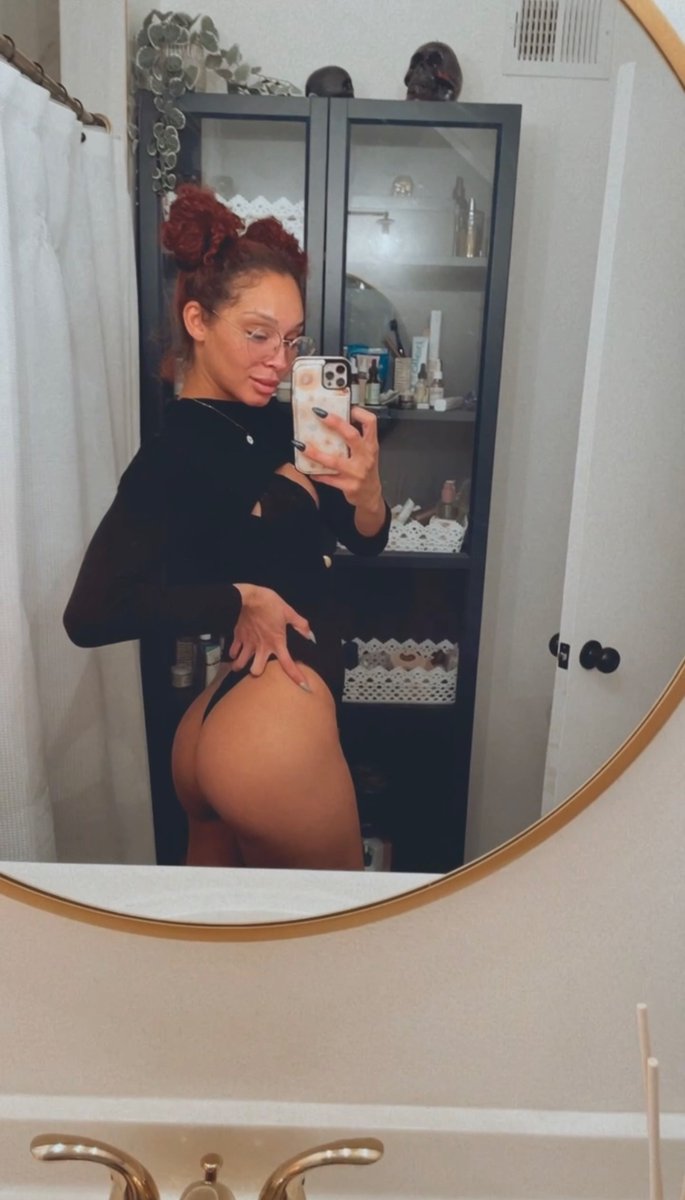 caramelkittee's tweet photo. 🍑👅 In honor of Humpday 👅🍑 https://t.co/NSPDLKFWMm