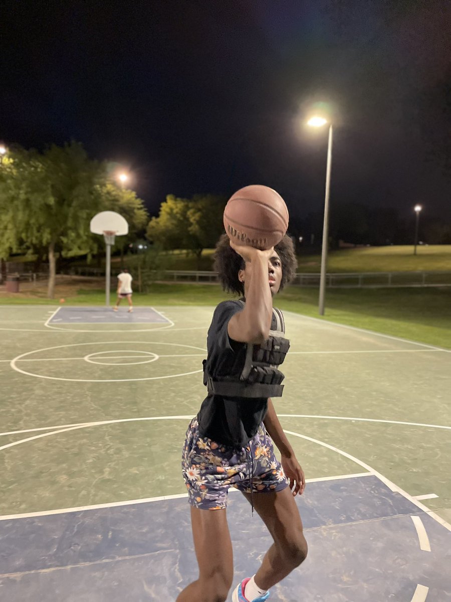 If the school doors are locked I work outdoors. And if I can’t get into the gym I take that with me too. There’s no reason I can’t work on my shot AND get stronger, efficiency is key!!🗣️💯 @TeamRHJAZ @cyberathletix @AZCompass_Prep