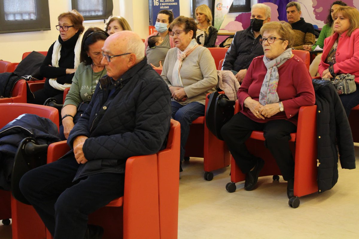 AytoMostoles's tweet photo. Nos sentamos en una nueva Asamblea Abierta con nuestr@s vecin@s del Distrito Oeste para conocer de primera mano la situación de sus barrios, escuchar sus propuestas e informarles de las actuaciones que se llevan a cabo en la zona. #JuntosHacemosCiudad #Móstoles #MostolesComoNuevo https://t.co/KF5ywgDNLC