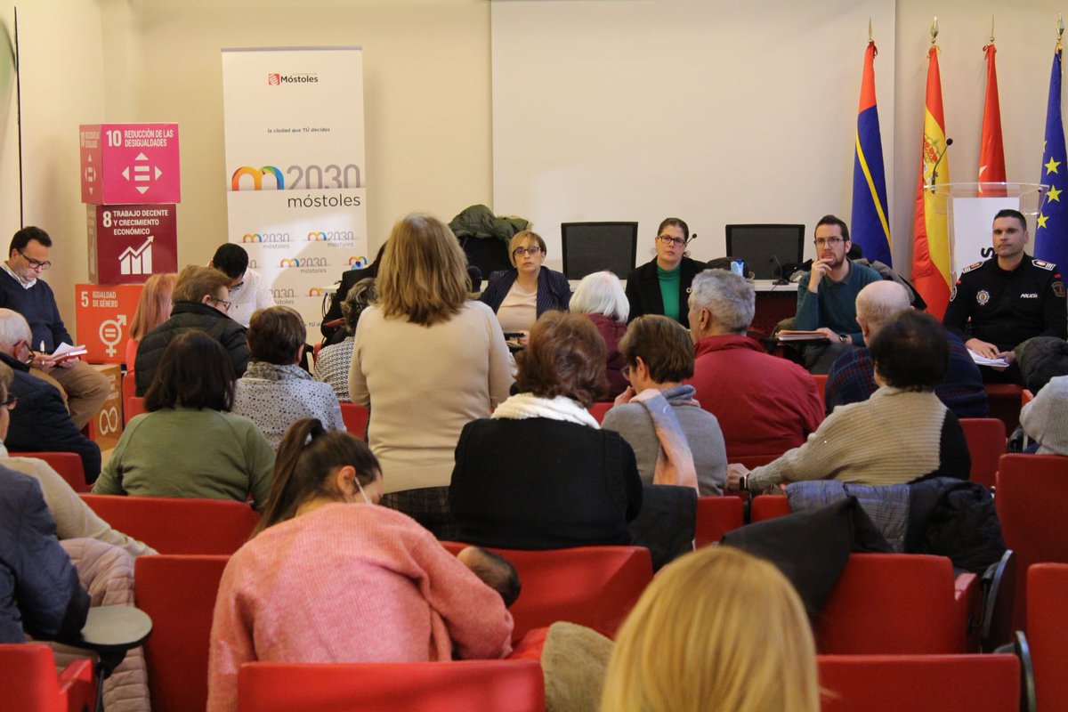 AytoMostoles's tweet photo. Nos sentamos en una nueva Asamblea Abierta con nuestr@s vecin@s del Distrito Oeste para conocer de primera mano la situación de sus barrios, escuchar sus propuestas e informarles de las actuaciones que se llevan a cabo en la zona. #JuntosHacemosCiudad #Móstoles #MostolesComoNuevo https://t.co/KF5ywgDNLC