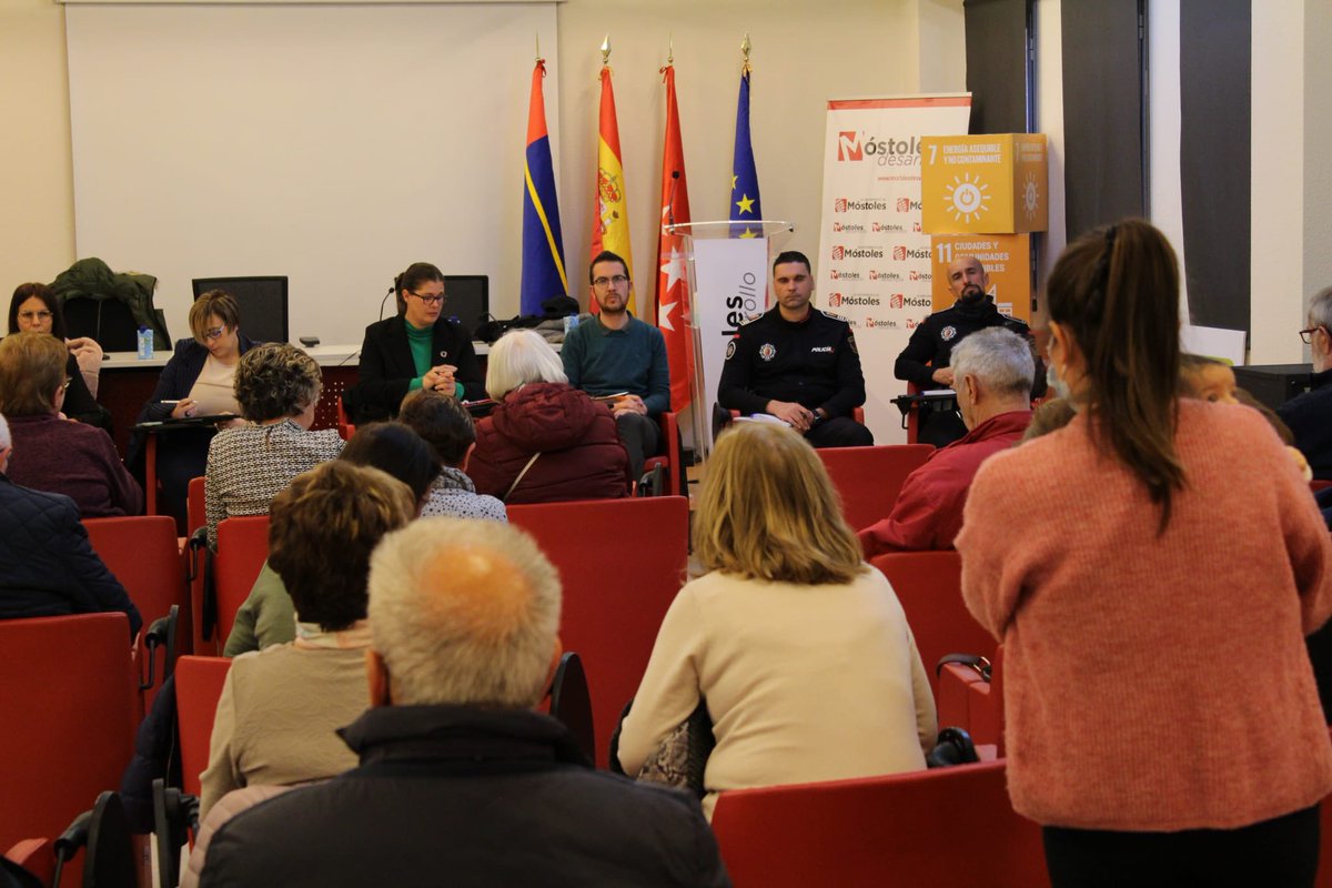 AytoMostoles's tweet photo. Nos sentamos en una nueva Asamblea Abierta con nuestr@s vecin@s del Distrito Oeste para conocer de primera mano la situación de sus barrios, escuchar sus propuestas e informarles de las actuaciones que se llevan a cabo en la zona. #JuntosHacemosCiudad #Móstoles #MostolesComoNuevo https://t.co/KF5ywgDNLC