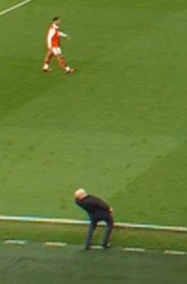 Gueye giving the ball away there has literally crippled Dyche on the spot