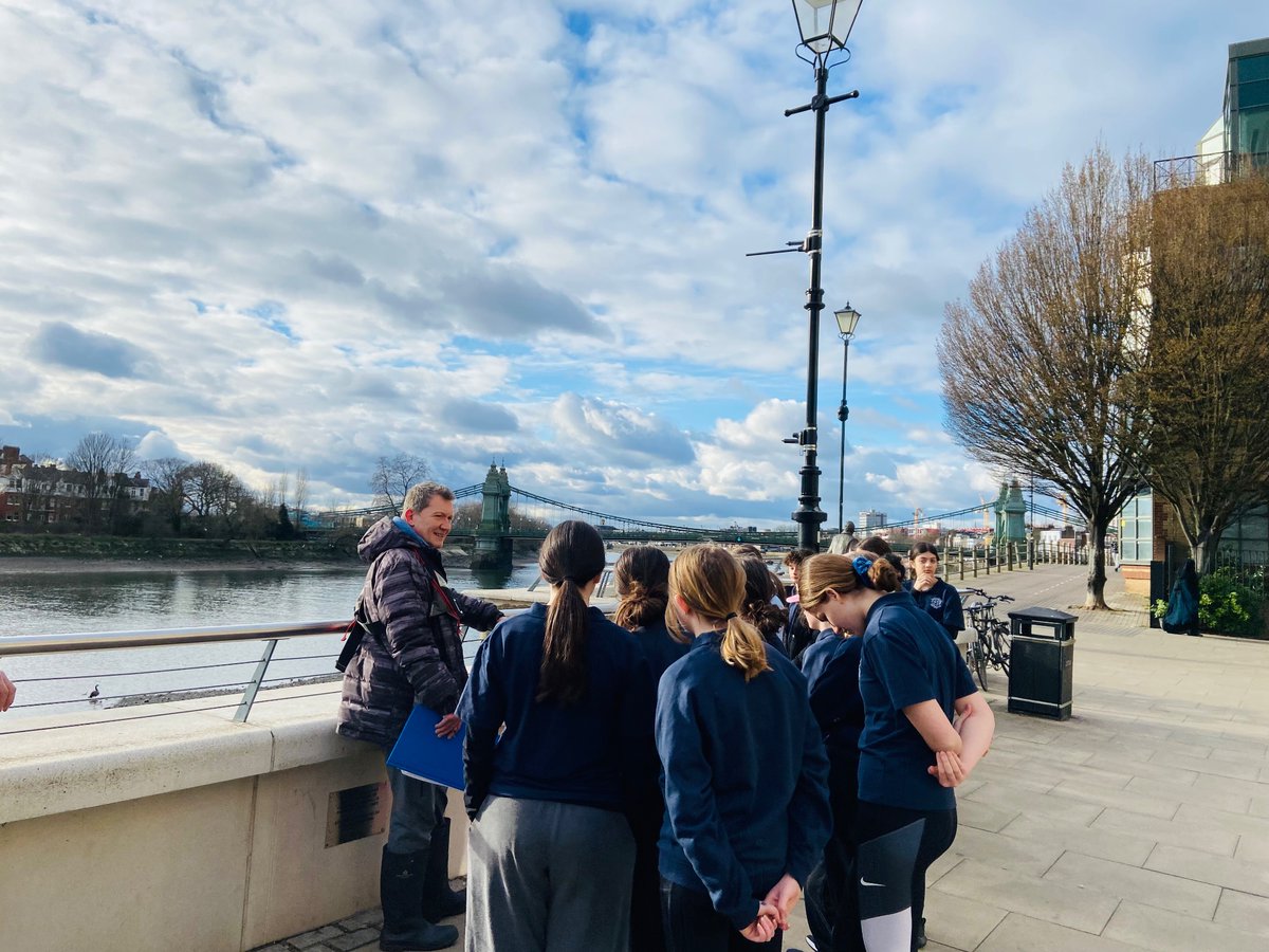 SHHSHammersmith's tweet photo. Great to see our Year 9s starting the Learn to Row course today @FulhamReachBC! An introduction to the basics today and excited to see them out on the Thames next week! #shhsrowing #teamwork #rowingforeveryone https://t.co/djQcqxk3N4