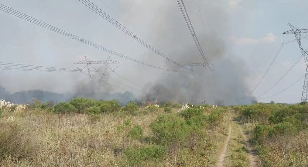 laderechadiario's tweet image. 🇦🇷 | A pesar de lo que informan muchos medios, Atucha I salió de servicio por una previa perturbación en la red, de manera de proteger la instalación.

La causa del pico de tensión que dejó sin luz a medio país todavía se desconoce, pero se especula un incendio en una estación.