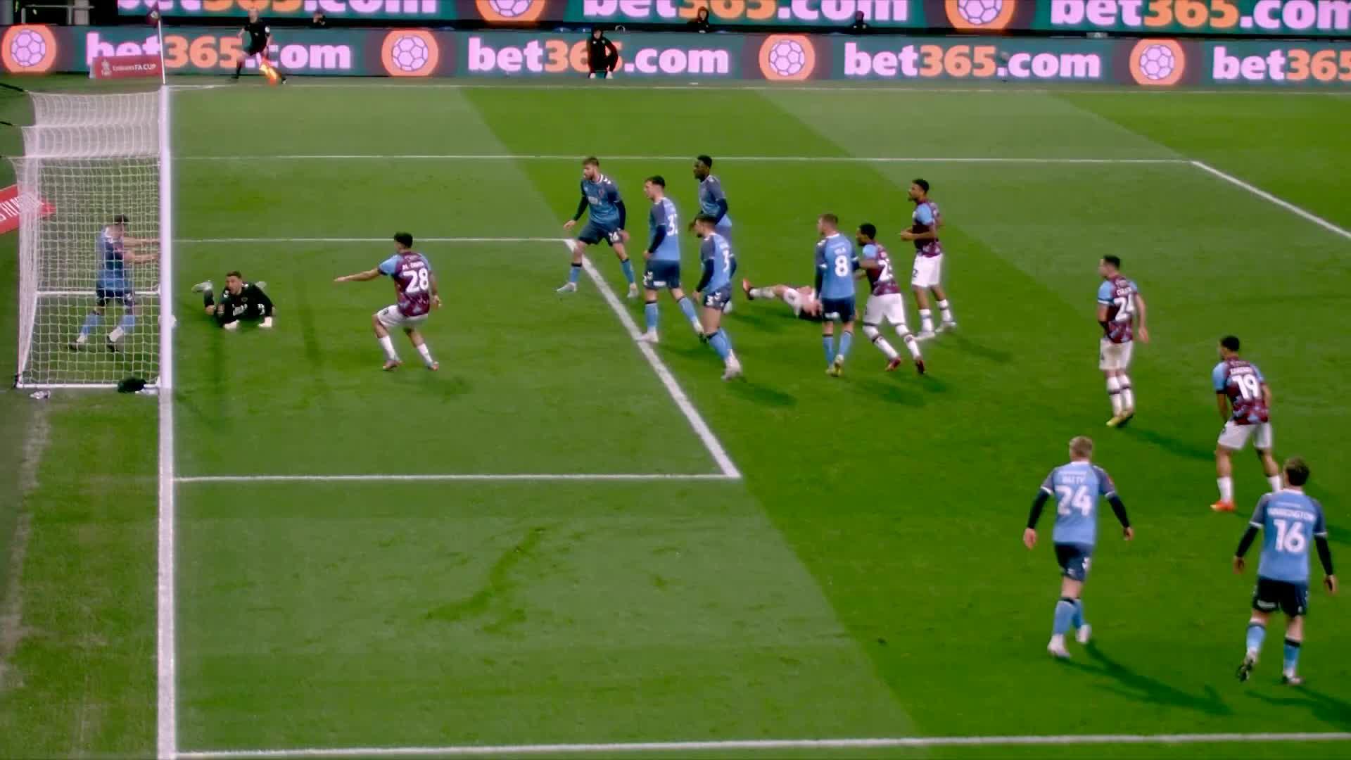 How has this stayed out!? 😱

#EmiratesFACup”