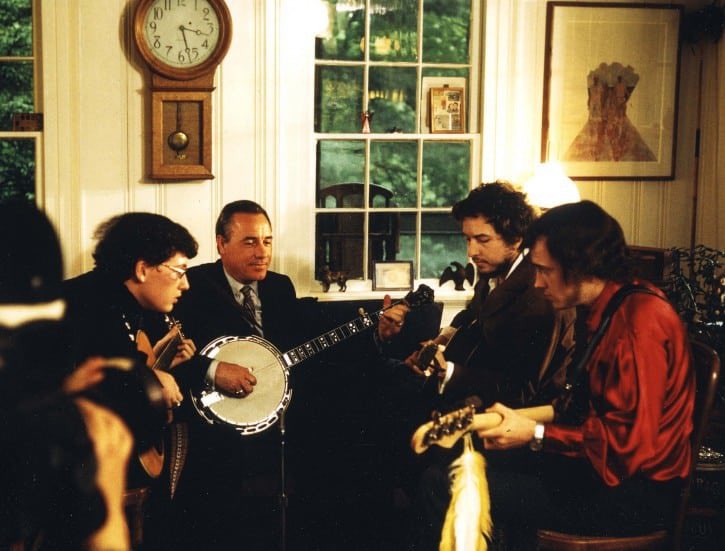 BobDylanPics's tweet photo. Bob Dylan plays with Randy, Earl and Gary Scruggs in Carmel, New York, c. 1972. 📸: Sony Music Archives and the Country Music Hall of Fame and Museum. #BobDylan #Dylan #Scruggs #countrymusic https://t.co/oUuZp3m456