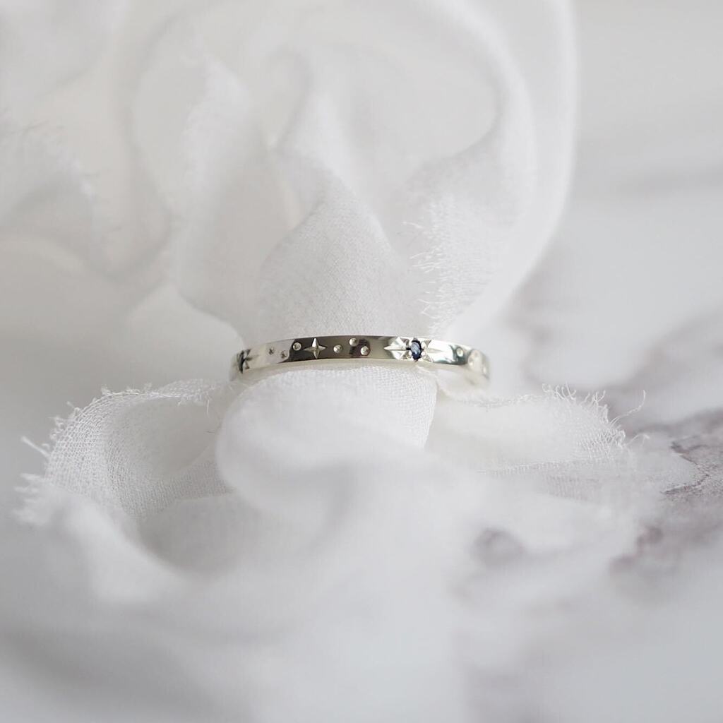 RubyTJewellery's tweet image. Well… it’s seems as though February went in the blink of an eye 😅 hello March! And Happy St. David’s Day 🏴󠁧󠁢󠁷󠁬󠁳󠁿 
- -
I’ve been working my way through some lovely commissions recently, including this custom 9ct white gold star band, with four tiny little… instagr.am/p/CpQqH66M9H0/