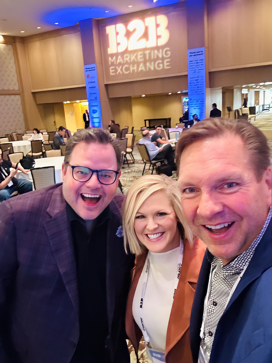 I always feel VIP when I am at an event with @leeodden & I get to hang with #B2Binfluencers like @jaybaer. 😎✌️🆒

#b2bmx #bestinb2b #elevateb2b