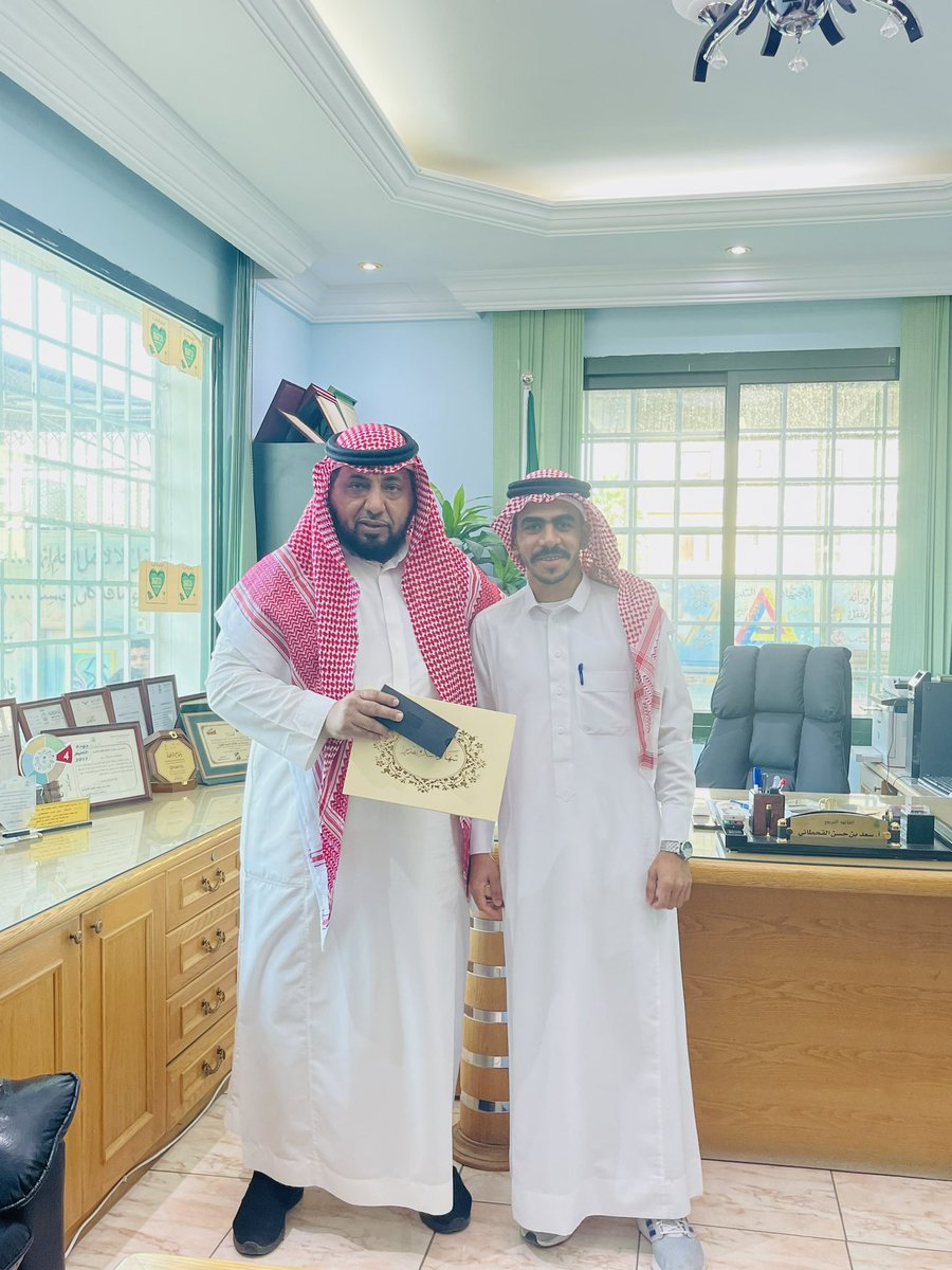 DARALTGAFA's tweet photo. كرّم الأستاذ سعد القحطاني مدير ثانوية دارالثقافة عدد من معلمي القسم الابتدائي الذين شاركوا في أعمال الاختبارات  للفصل الدراسي الثاني بالقسم الثانوي مقدماً شكره لهم ولمدير القسم الابتدائي الأستاذ سالم العمري على الدعم والمساندة https://t.co/VtqADAqp10