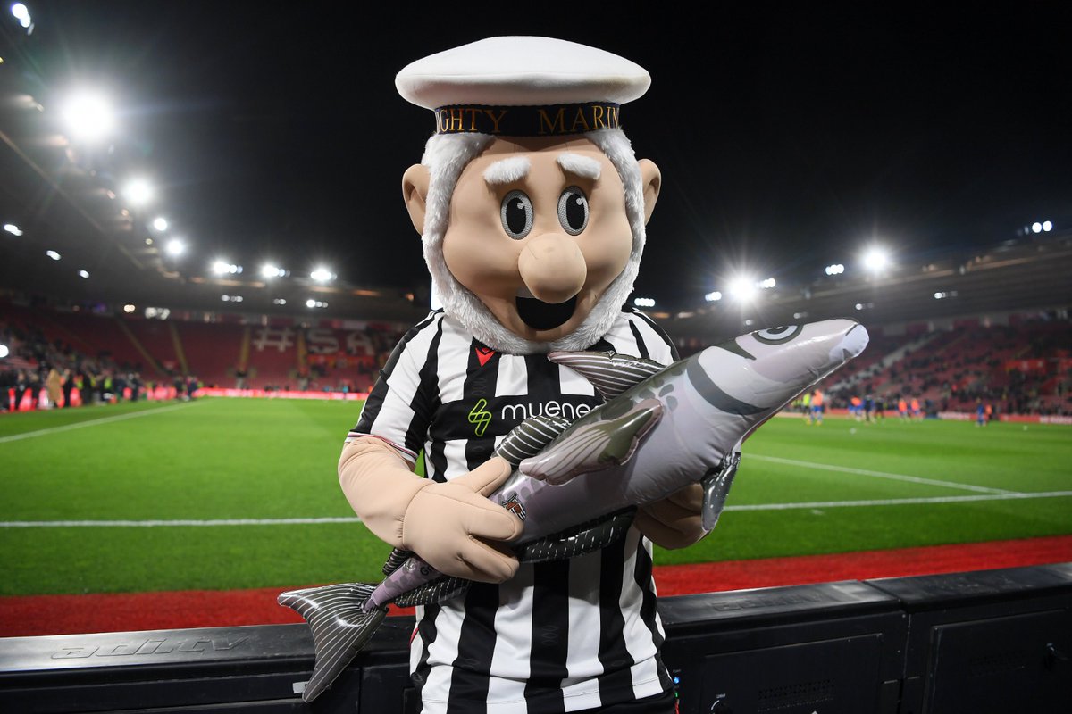 MenInBlazers's tweet photo. Grimsby Town—based on England's East coast—are nicknamed "The Mariners" and their mascot is "HARRY THE HADDOCK," an inflatable fish that thousands of fans have been bringing to games since the '80s. One of English football's most idiosyncratic, joyous traditions. 🐟🐟🐟 https://t.co/Apq0JKkAHJ