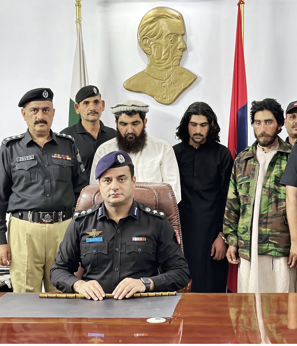 babrohi_psp's tweet photo. Welldone Sanghar Police for seizing 250 Kgs Narcotics and arresting 03 Narco smugglers disguised as Law Enforcement Agency Personnel. #sanghar #KarachiPolice #sindhpolice https://t.co/zp1hT2BxkR